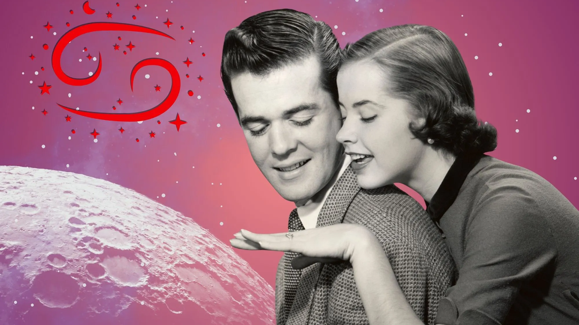 Liebeshoroskop für das Sternzeichen Krebs: llustration eines Paares vor einem pink-lilafarbenen Weltraumhintergrund mit Sternenhimmel und Mond. Links im Bild ist das rote Symbol Tierkreiszeichens Krebs. | © Getty Images/ George Marks, sceptical cactus, OyoyStudio, artist4love und kucingpink/ mohamad imron hamsyah via Canva.com [M]